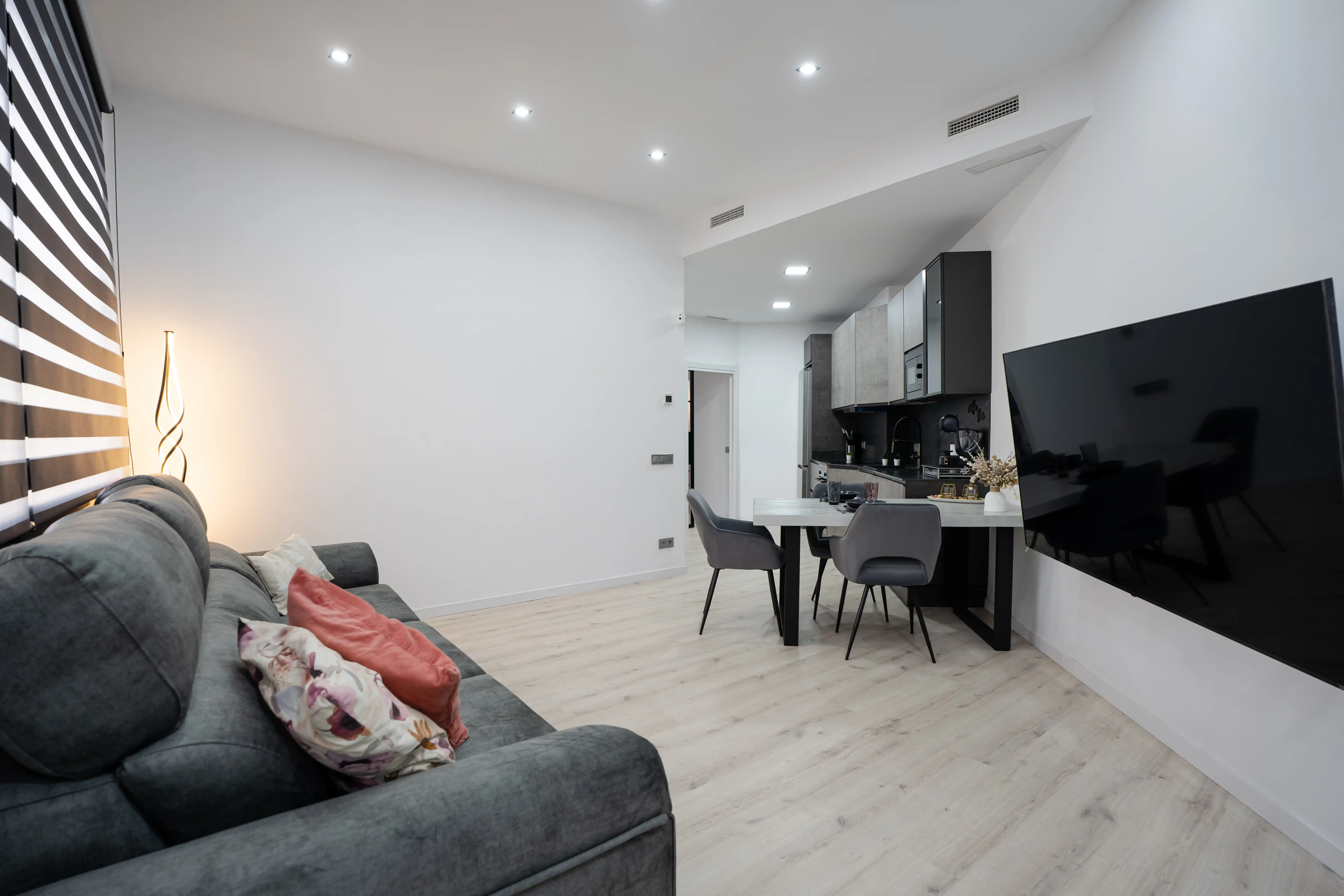 Salón, comedor y cocina de la vivienda reformada en Badalona