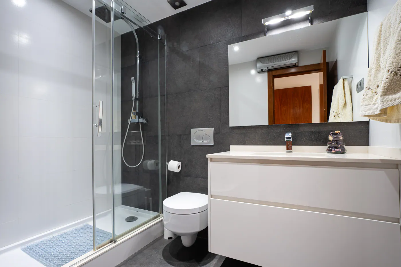Primer baño completo con ducha, lavabo e inodoro