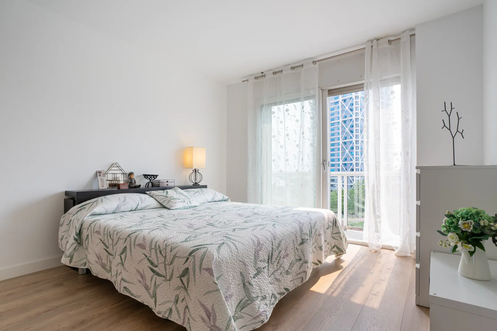 Habitación doble luminosa con salida a un balcón privado