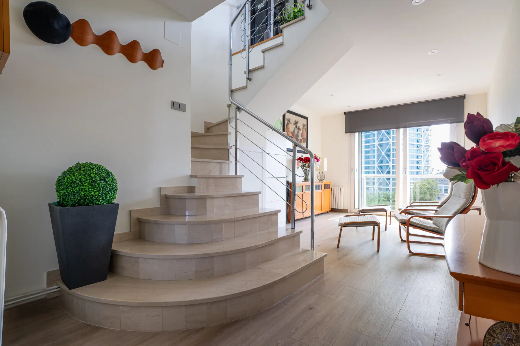 Escalera interior que articula las dos plantas del ático