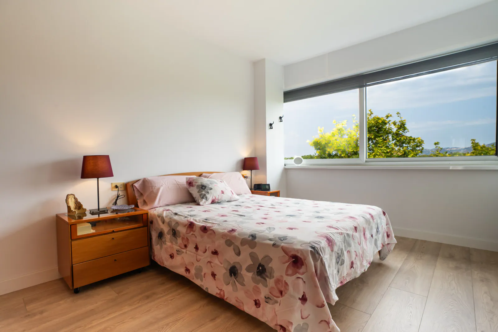 Dormitorio principal con un gran ventanal orientado hacia la Sagrada Familia