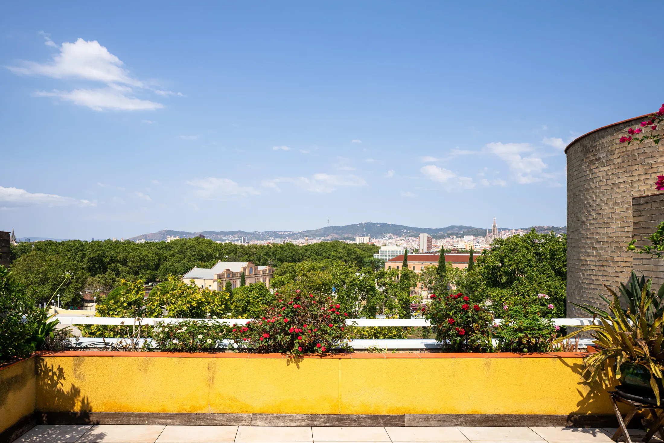 Vista abierta hacia Barcelona y la Sagrada Familia desde la terraza superior