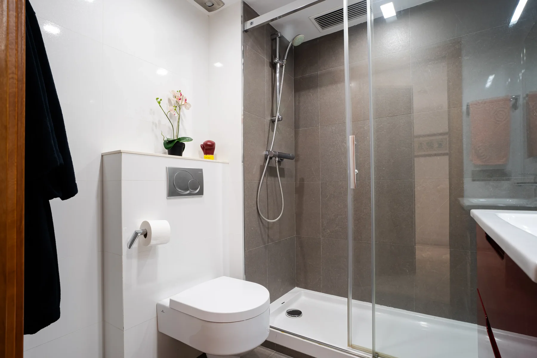 Segundo baño completo con ducha, lavabo e inodoro