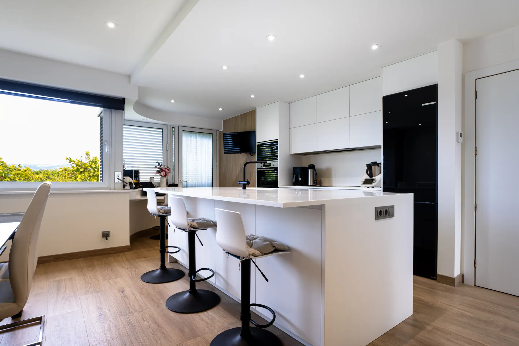 Cocina contemporánea con isla central