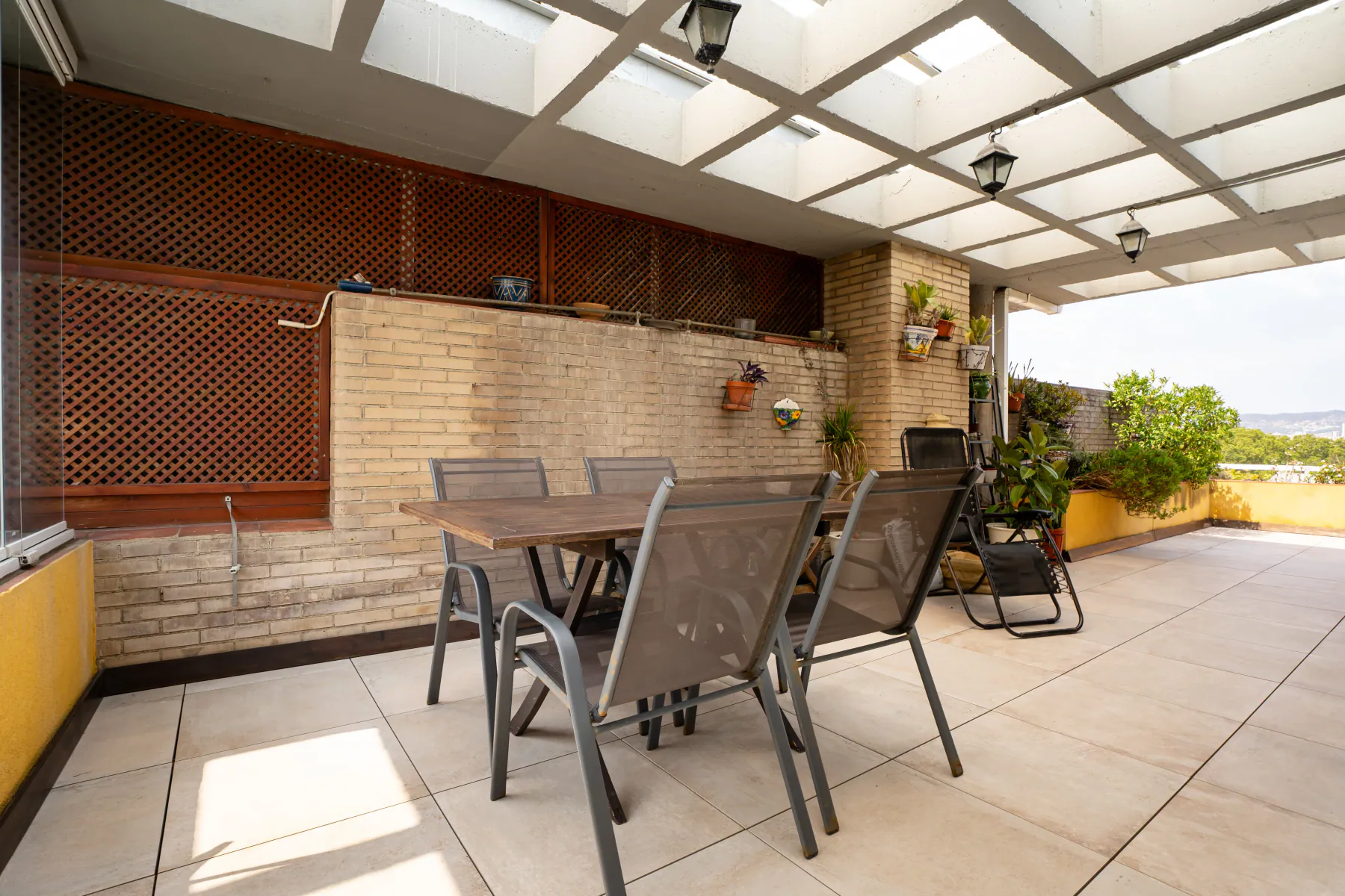 Zona de comedor exterior en la terraza superior
