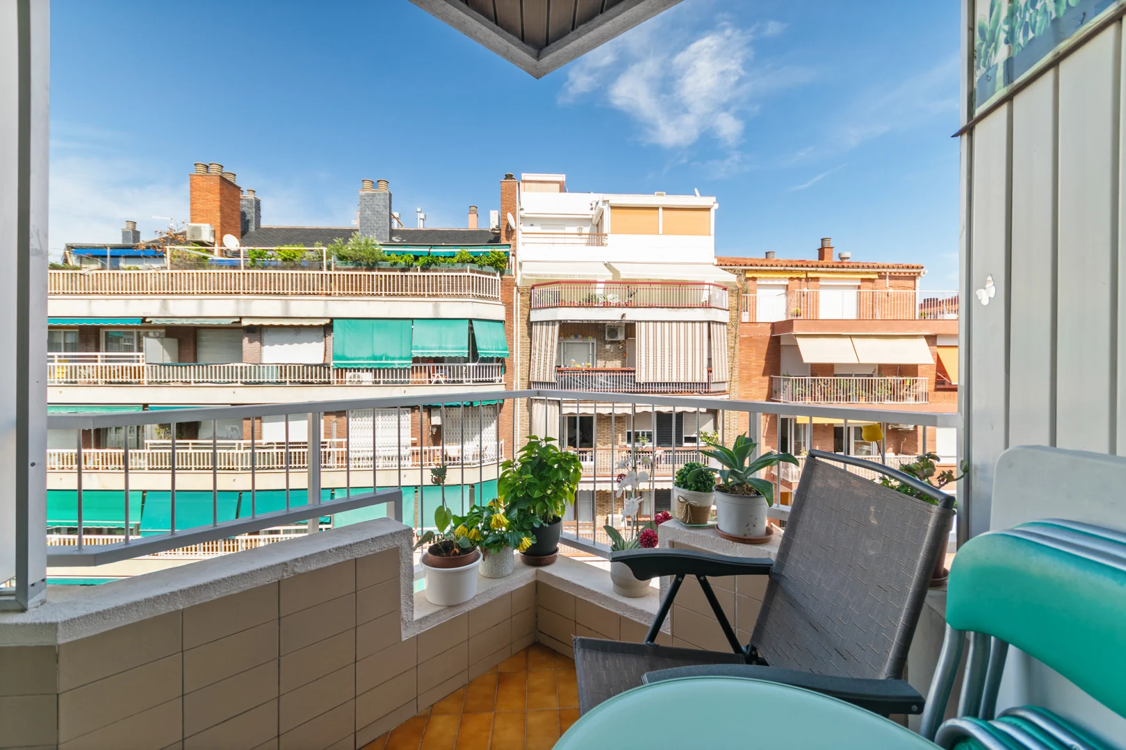 Living-room balcony and surrounding buildings