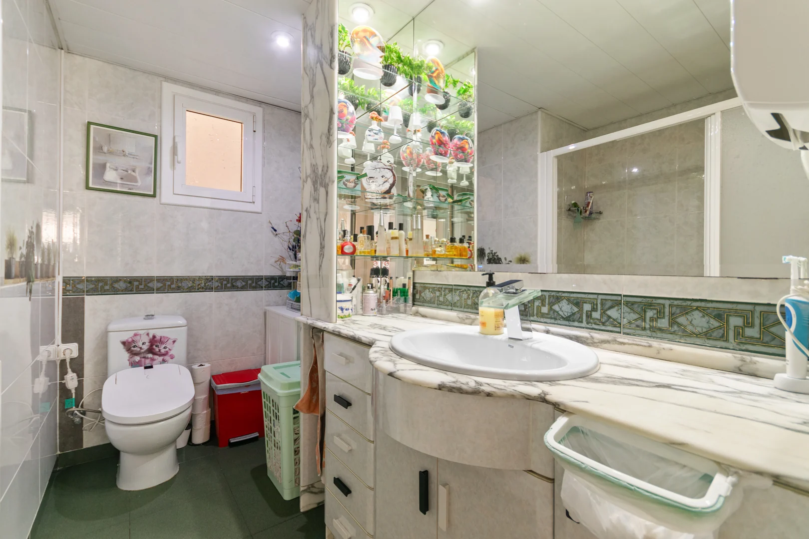 Bathroom with a basin, toilet and shower
