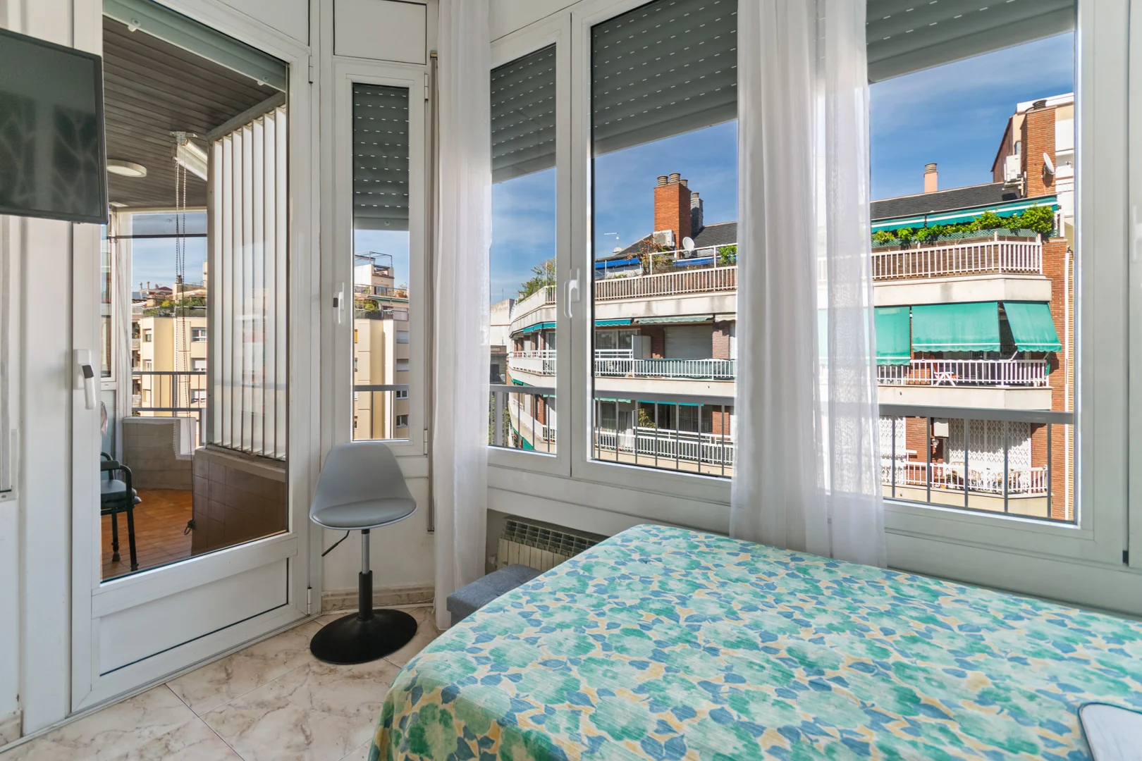 Bedroom with windows and access to the second balcony