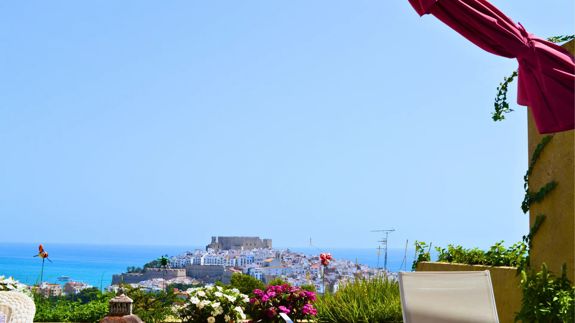 Vista diurna del castillo de Peñíscola y el mar desde una terraza