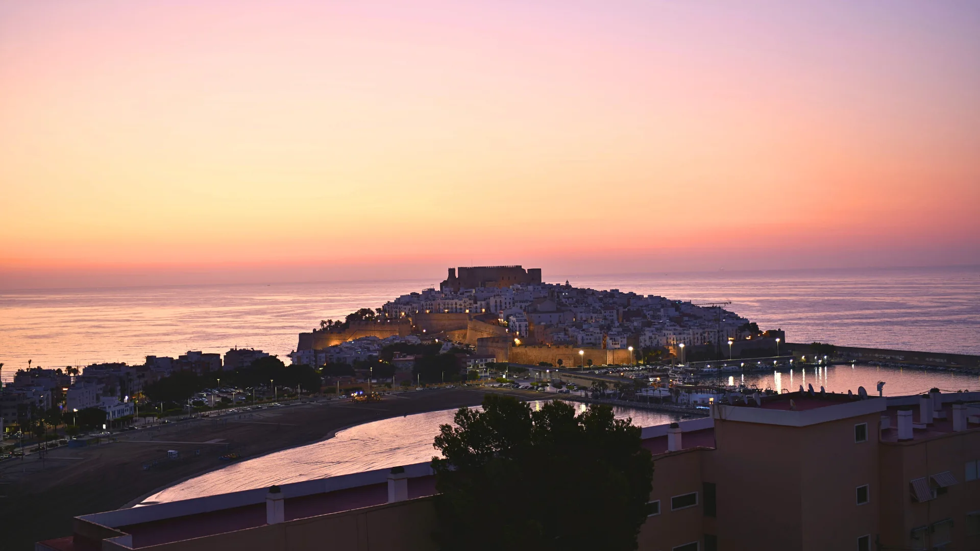 Vista de Peñíscola, su castillo y el Mediterráneo al atardecer
