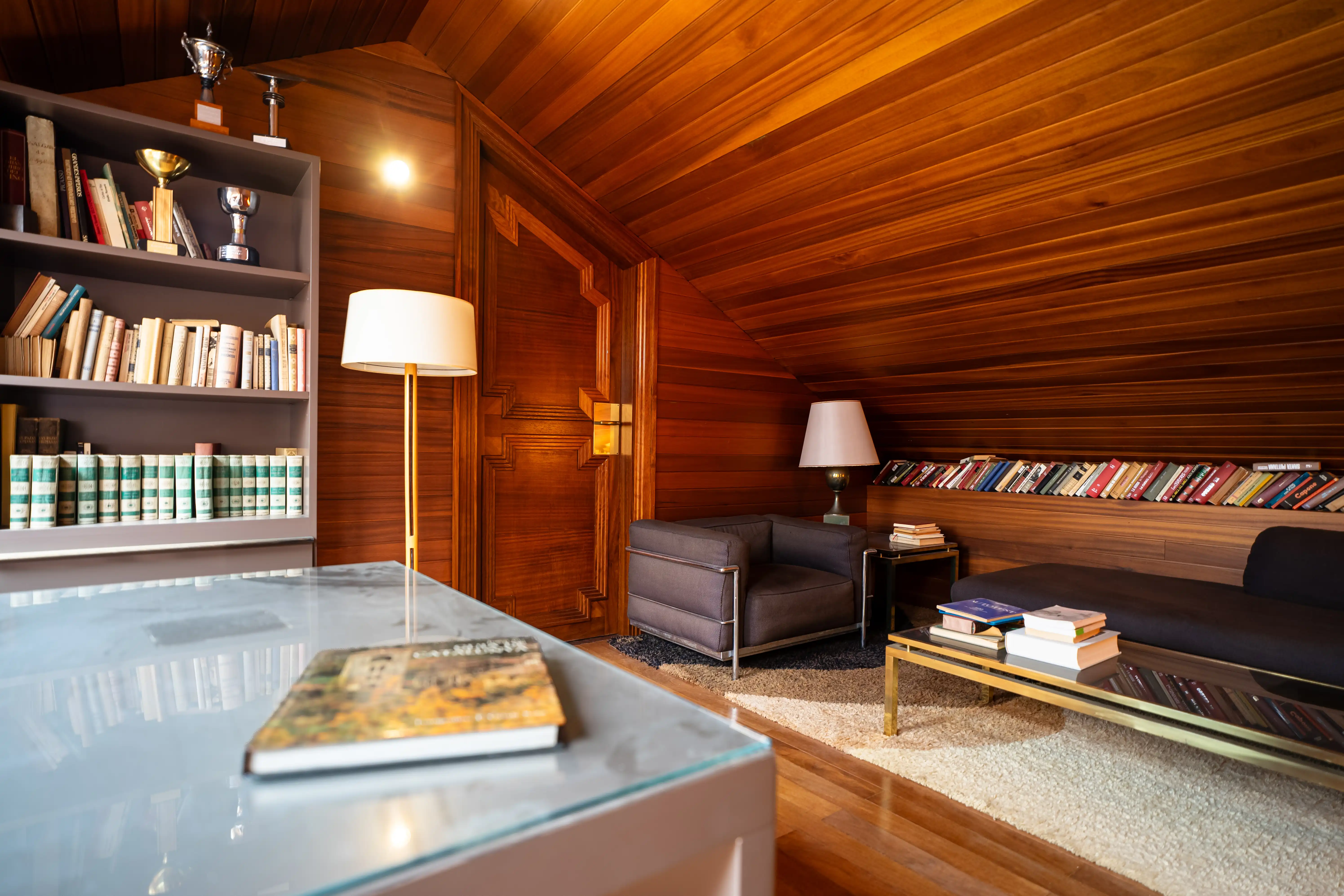 Biblioteca revestida de madera