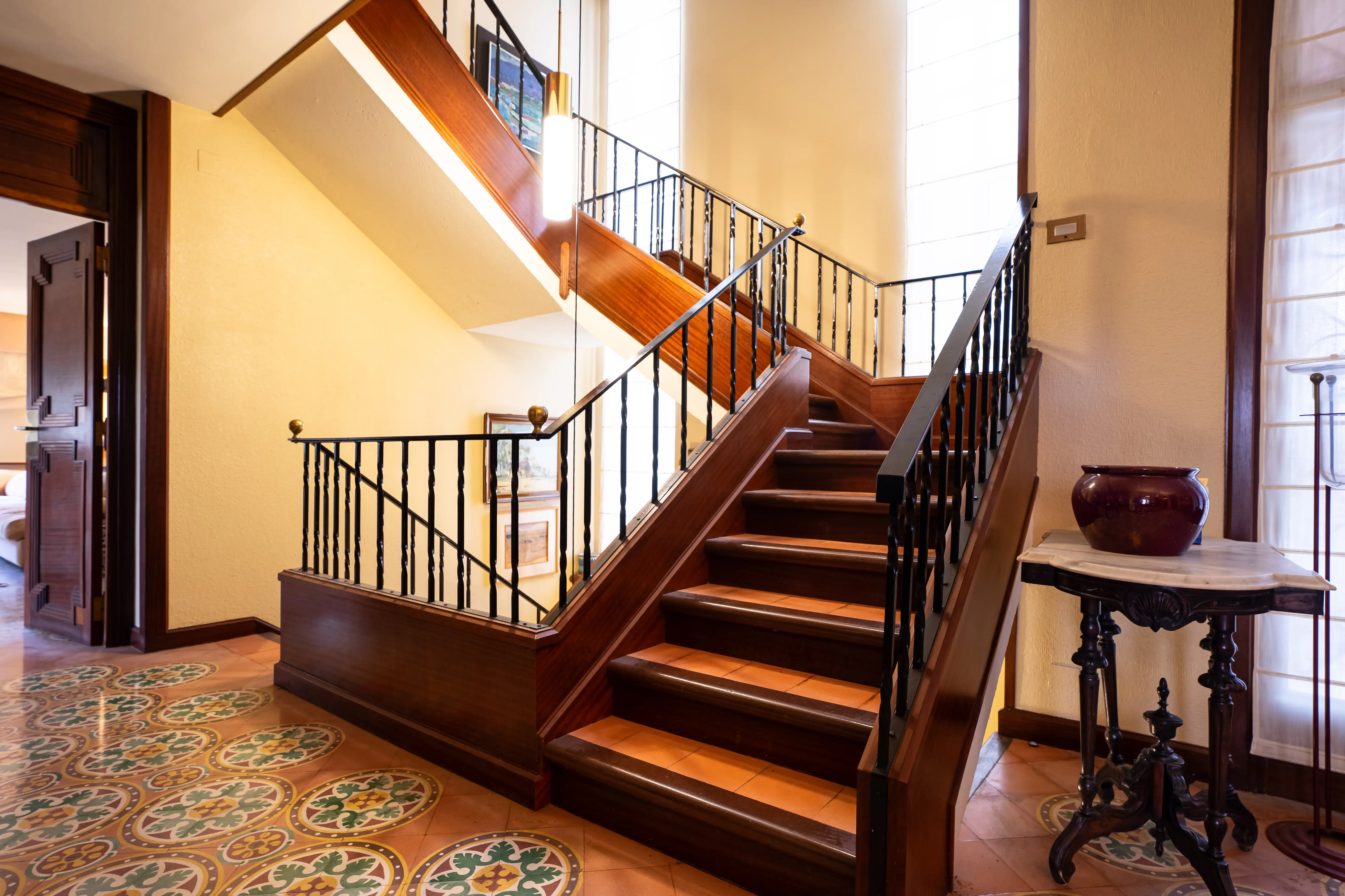 Escalera de madera y barandilla de forja
