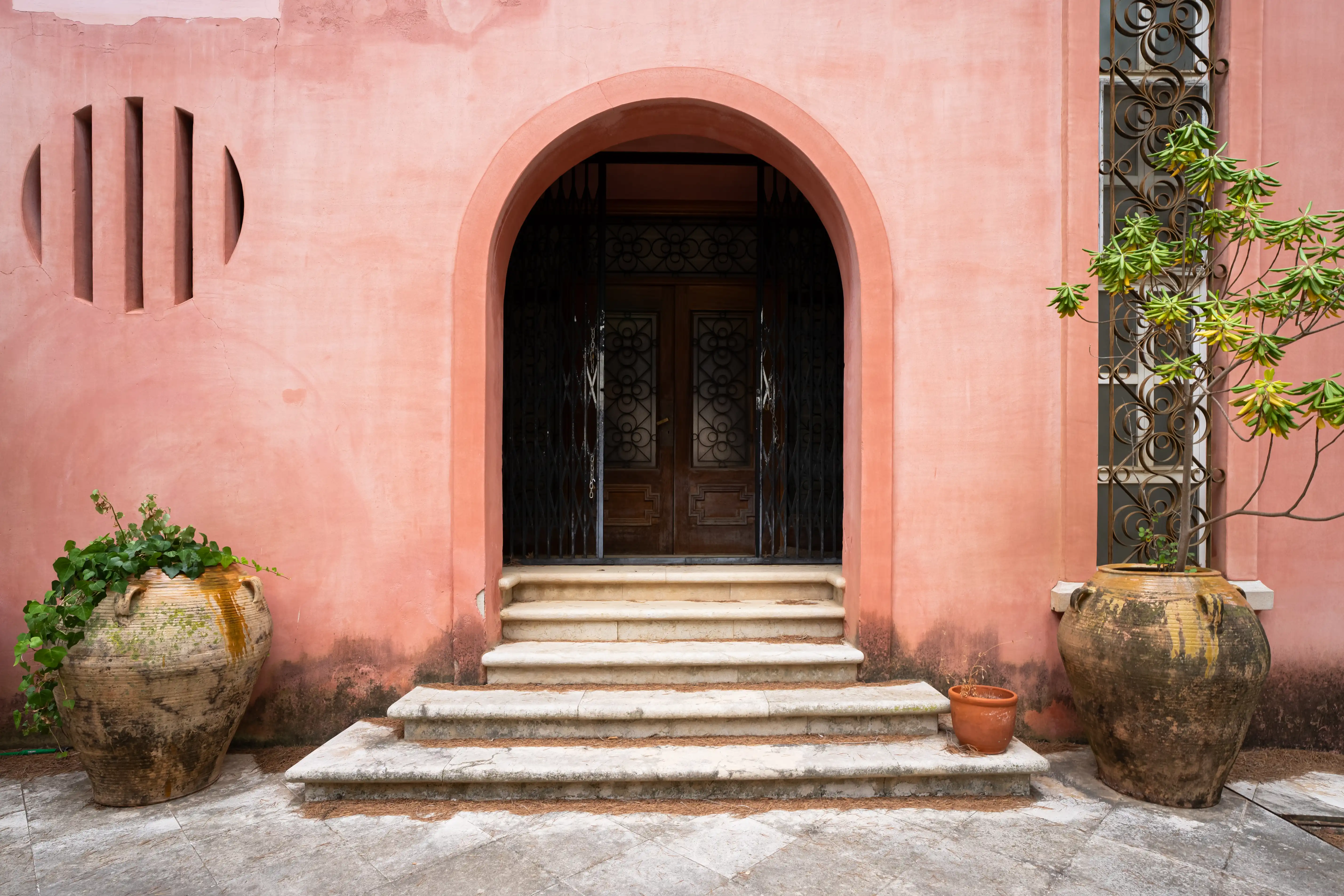 Entrada arqueada y fachada de la vivienda