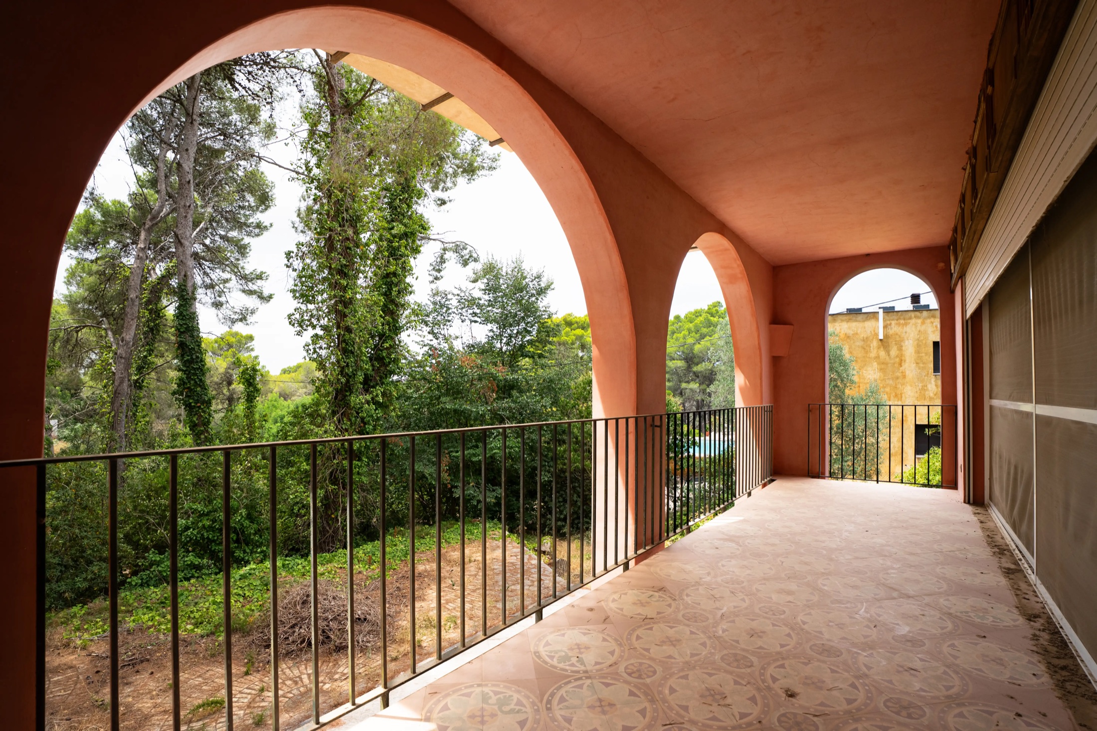 Galería exterior con arcos de la vivienda de Tortosa